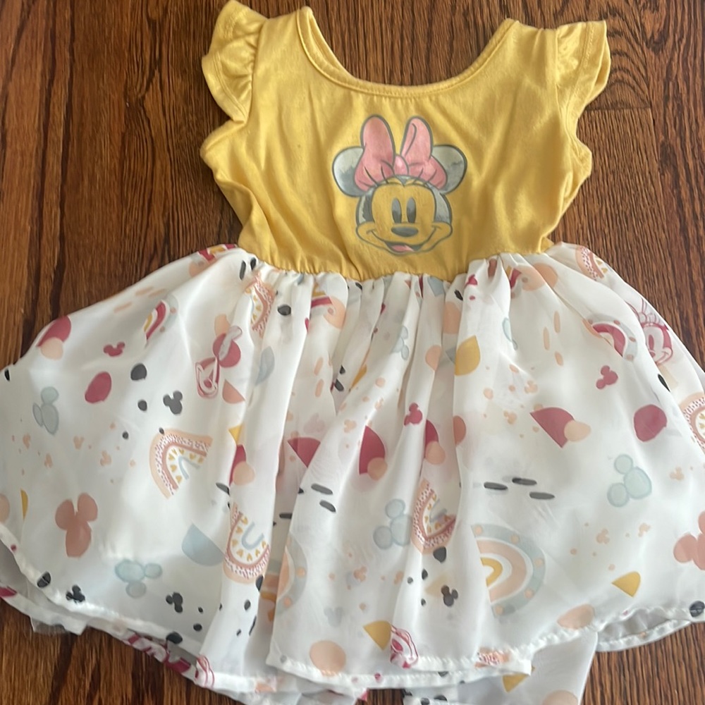 I’m selling this cute mini mouse Disney dress.
